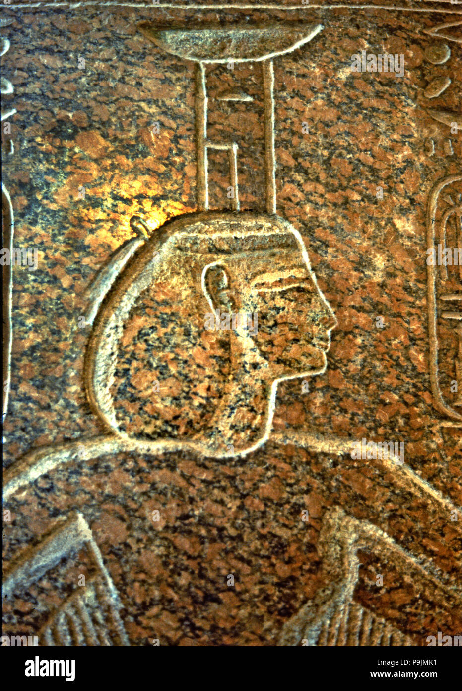 Bas-relief d'un sarcophage funéraire de Ramsès III, à l'image de déesse Isis, réalisés en gran… Banque D'Images