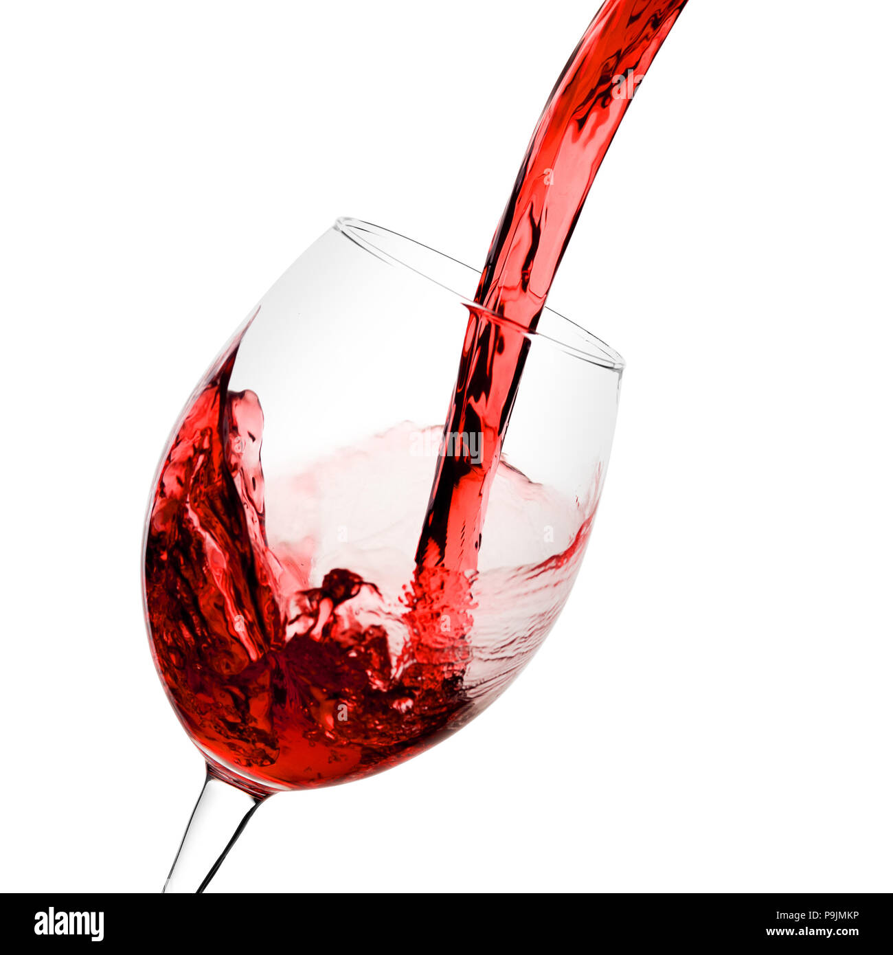 Vin rouge versé d'une bouteille en verre sur fond blanc Photo Stock - Alamy