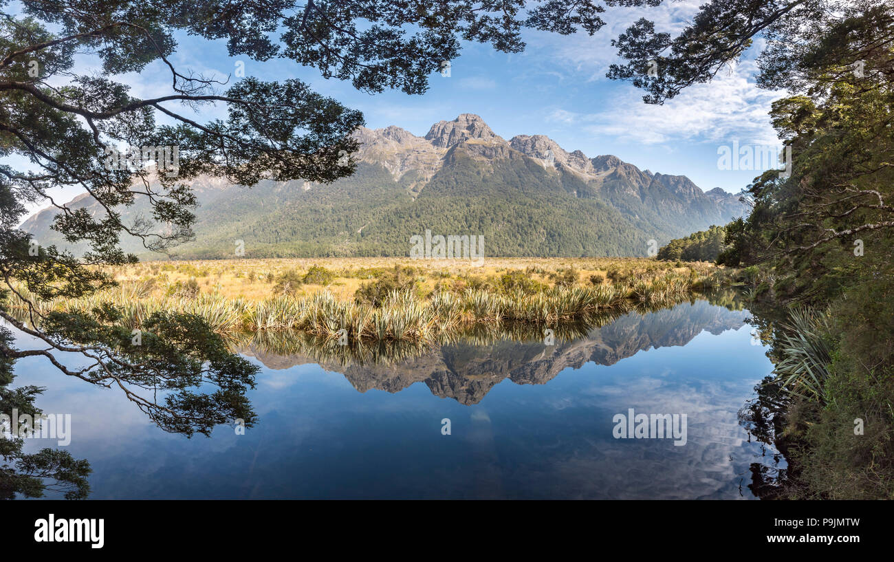 Le lac Miroir avec de l'eau reflets de la montagne, le Parc National de Fiordland Milford, autoroute, Southland, Nouvelle-Zélande Banque D'Images