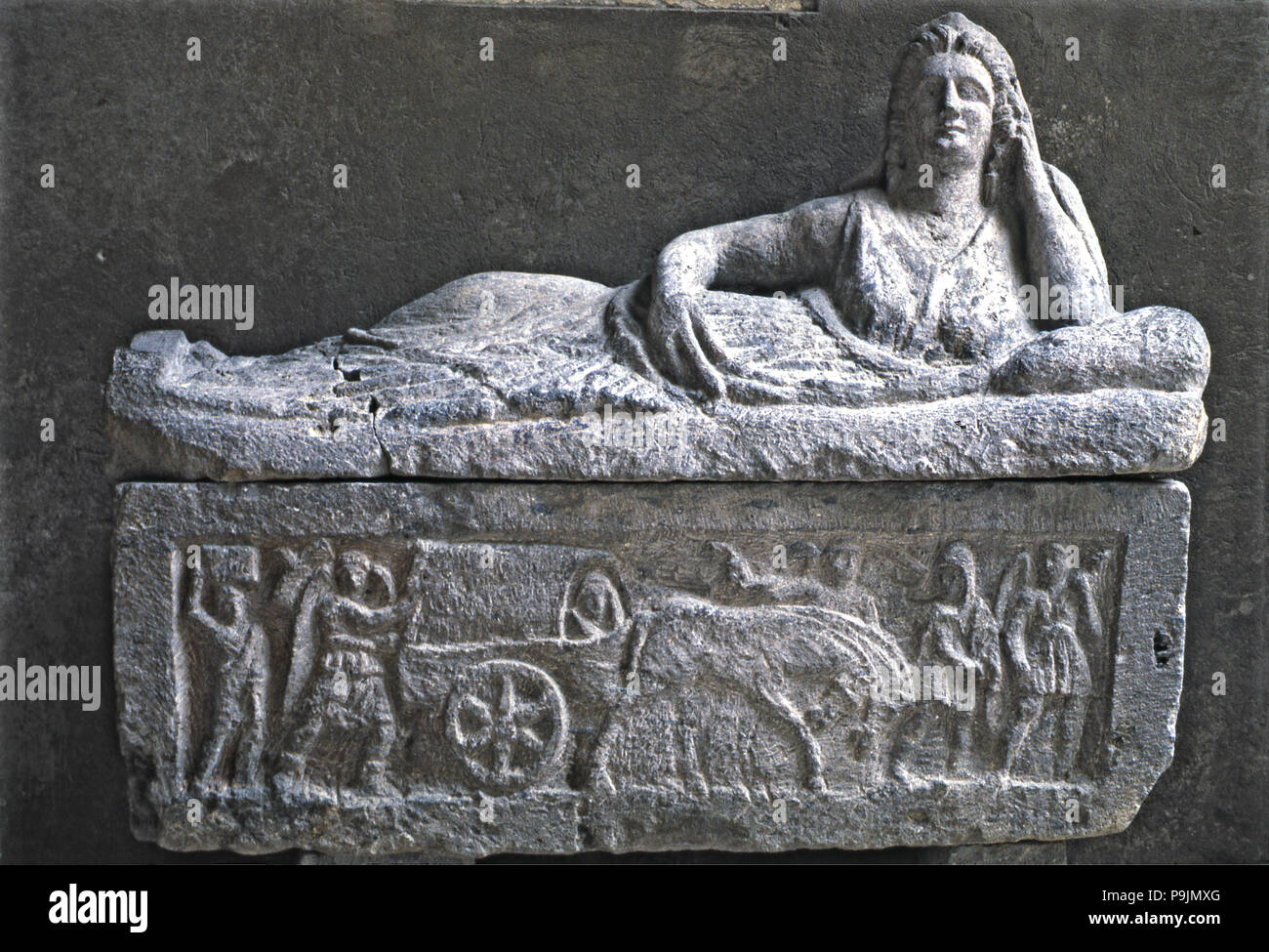 Sarcophage étrusque avec la sculpture d'une femme sur la couverture. Banque D'Images