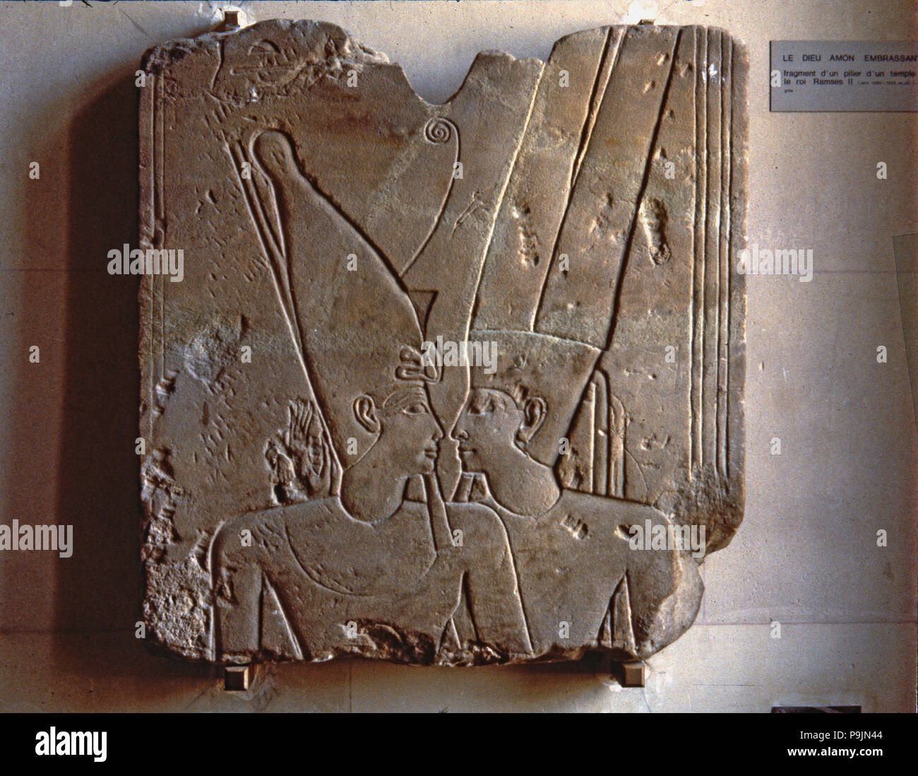 De secours le dieu Amon hugging Ramsès II, faite en grès, fragment de Karnak. Banque D'Images