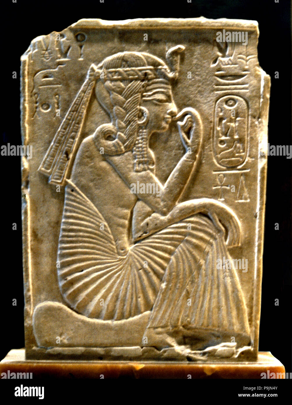 Ramsès II représenté assis et comme un enfant, la stèle en calcaire. Banque D'Images
