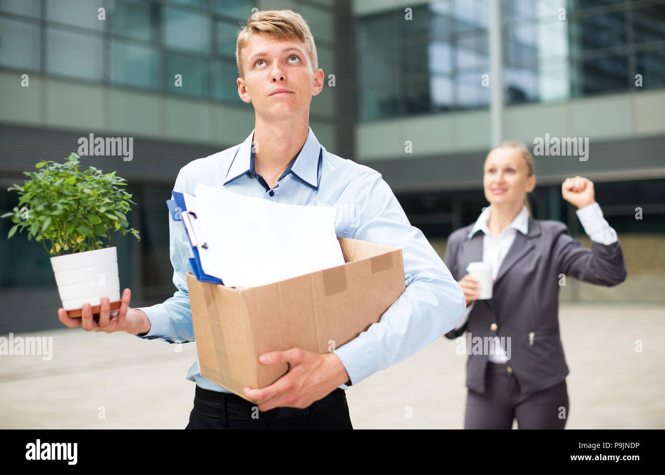 Femme est directeur de souhaiter bonne chance à l'employé en milieu de travail nouvelles. Banque D'Images