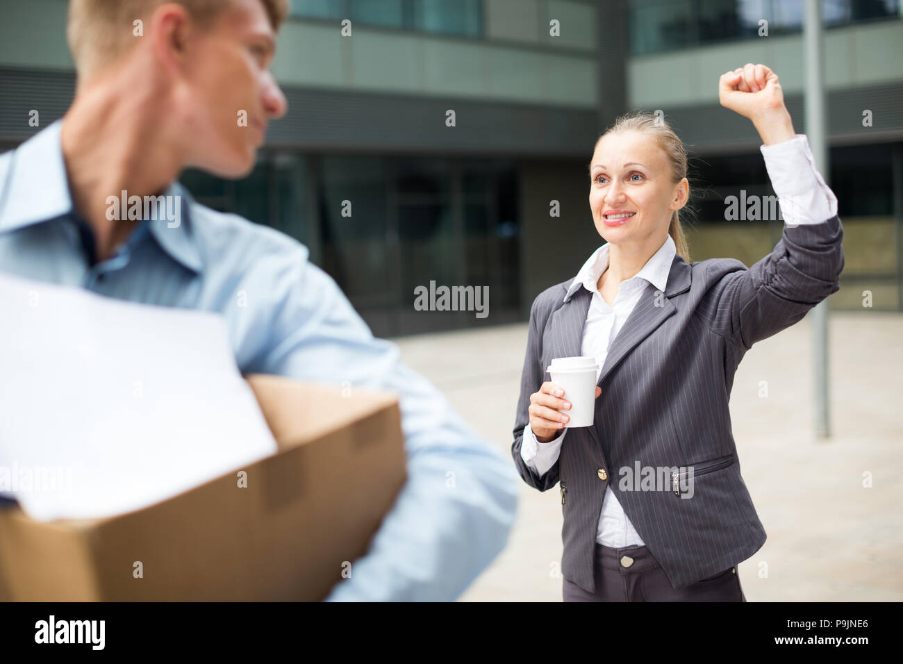 Femme est directeur de souhaiter bonne chance à l'employé en milieu de travail nouvelles. Banque D'Images