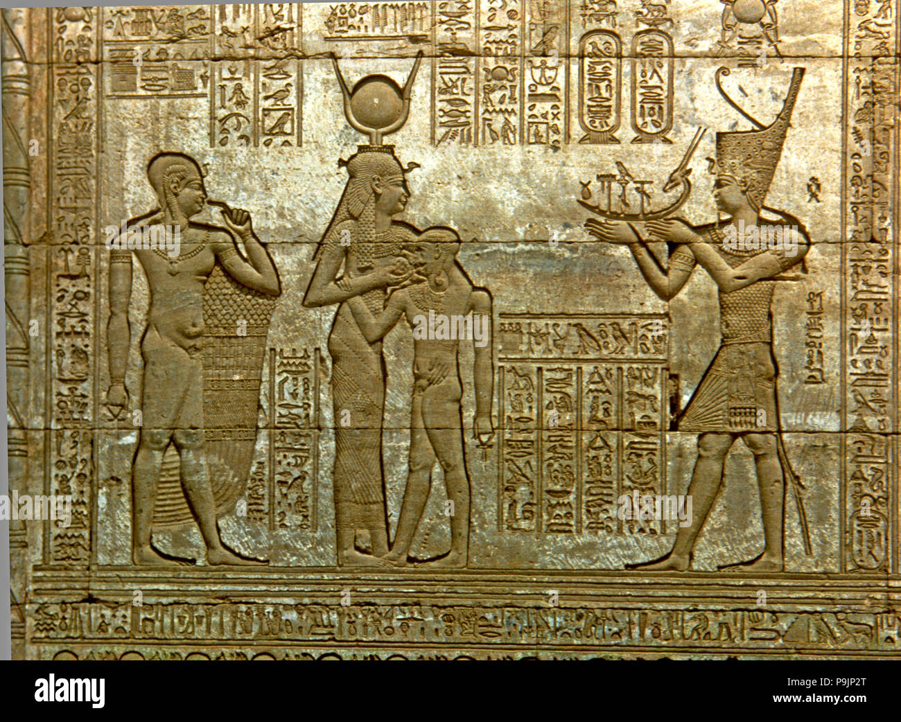 Reliefs avec les chiffres et l'écriture dans le Temple d'Hathor. Banque D'Images