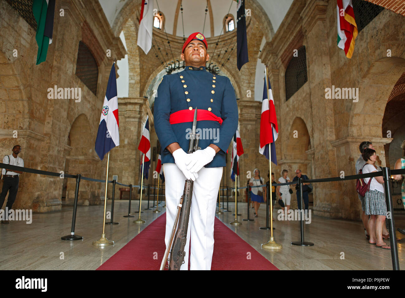 Homme en uniforme avec carabine ou la garde à l'entrée pour le Panthéon National, Zona Colonial, Santo Domingo, République Dominicaine Banque D'Images