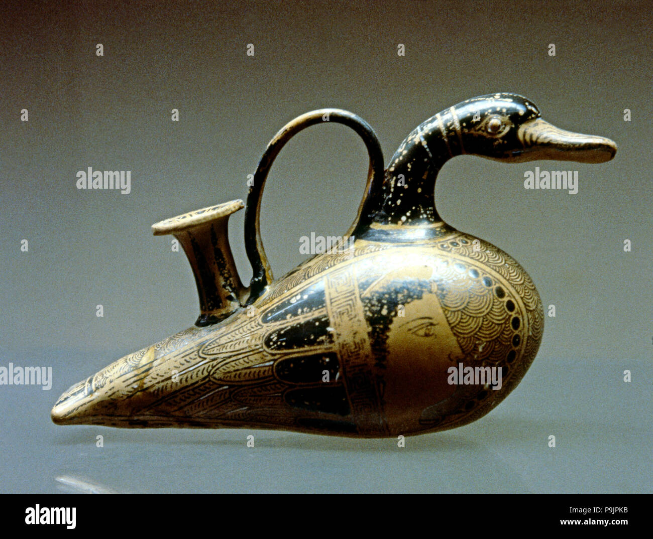 Biberon en céramique décoré comme un canard, faite en terre cuite. Banque D'Images