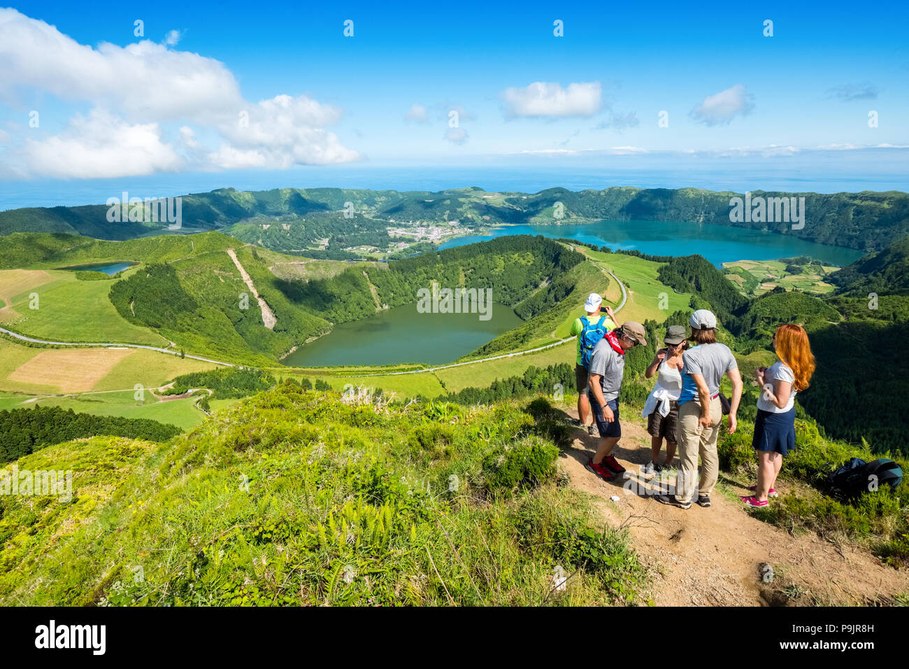 Les touristes à un point de vue sur Sete Cidades, deux lacs et un village dans le cratère d'un volcan dormant sur l'île de Sao Miguel, Açores Banque D'Images