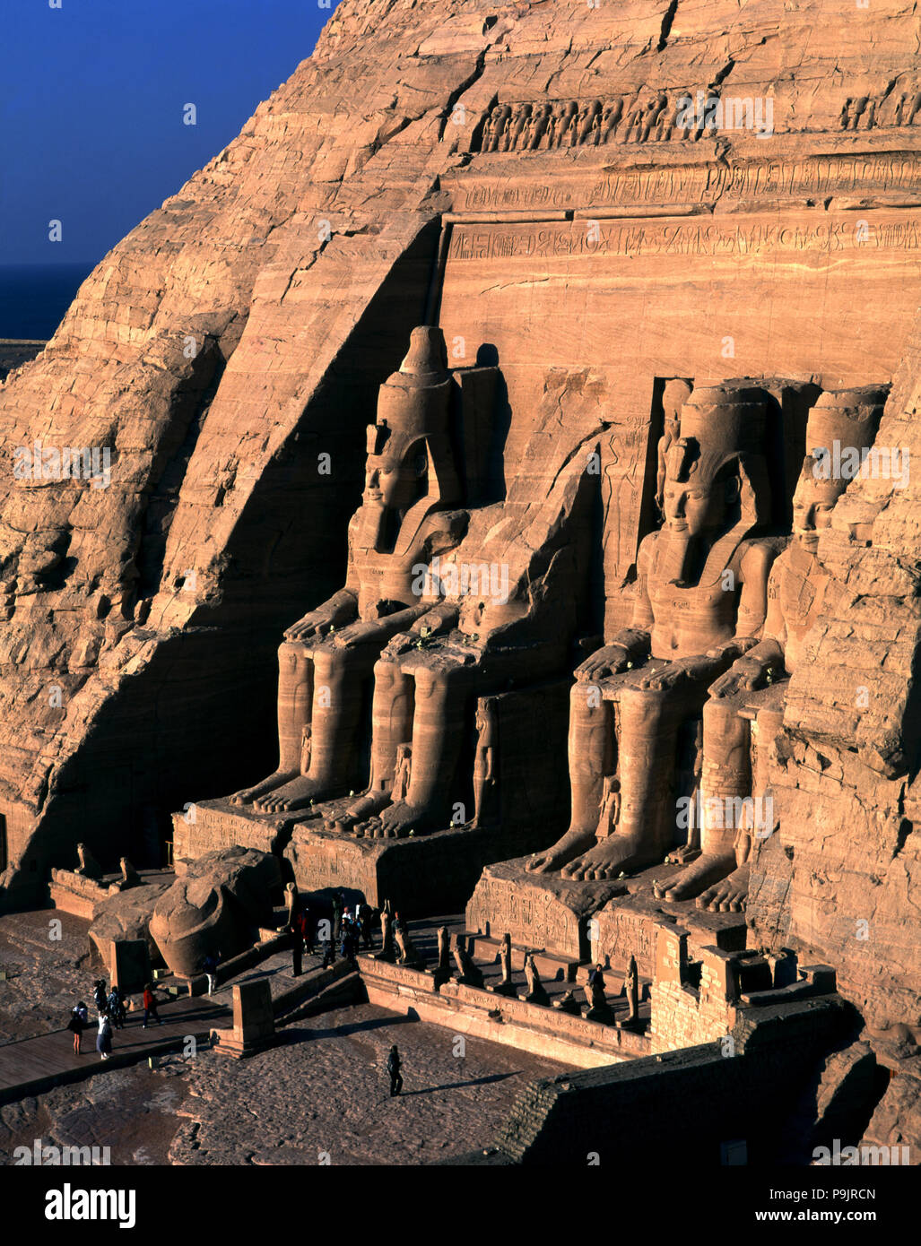 Façade du Grand Temple de Ramsès II à Abou Simbel. Il a quatre colosses de Ramsès II assis une… Banque D'Images