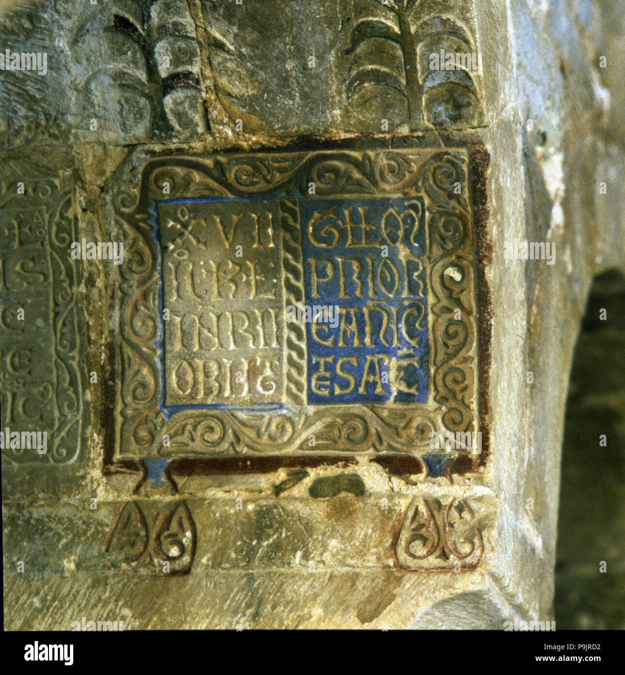 Détail de l'avis de inscriptions sur le soffite d'un arc, utilisé comme une page de livre du chapitre r… Banque D'Images