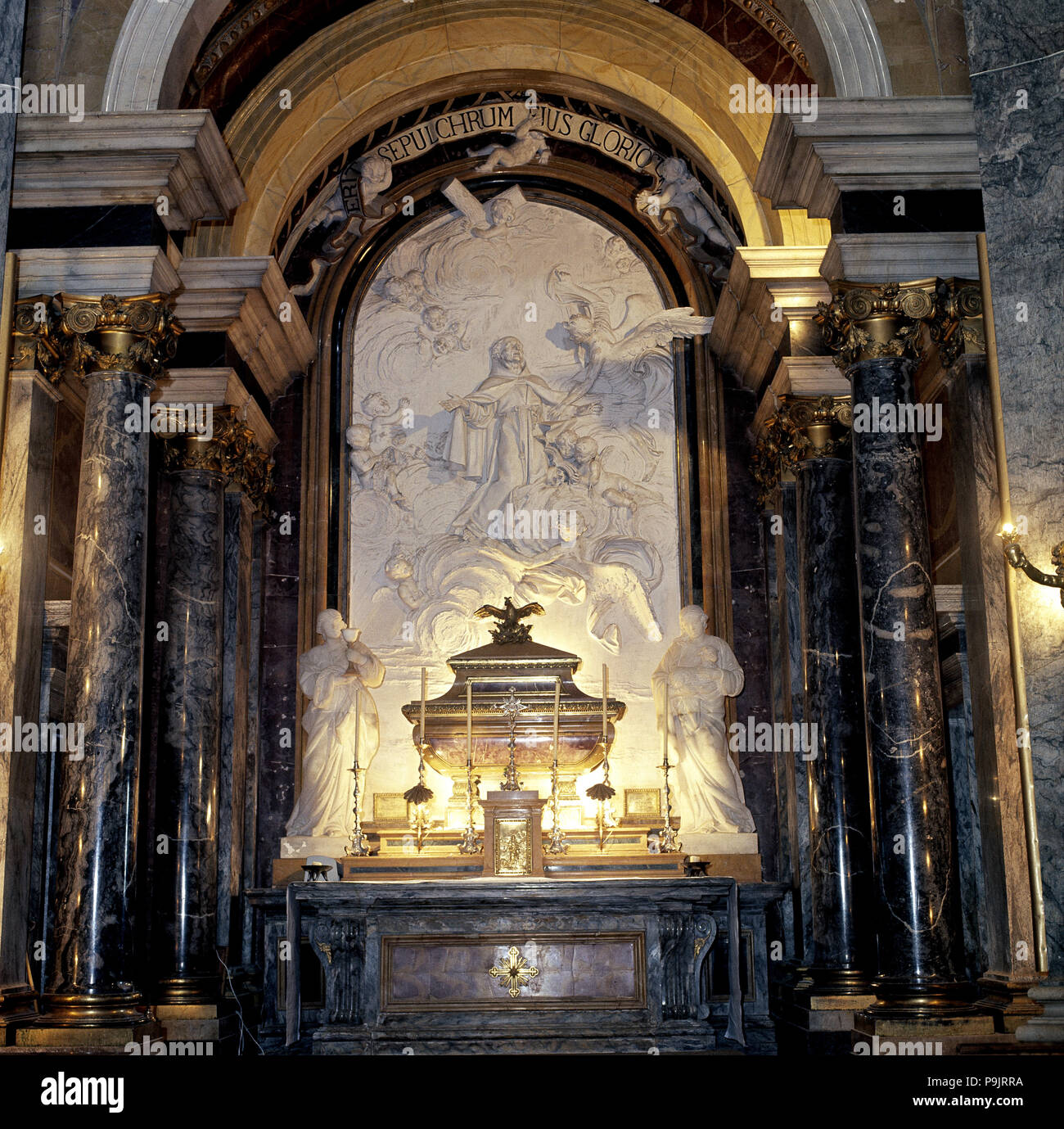 Intérieur de la chapelle de San Pedro de Alcantara, l'autel avec l'urne contenant les restes d'e… Banque D'Images