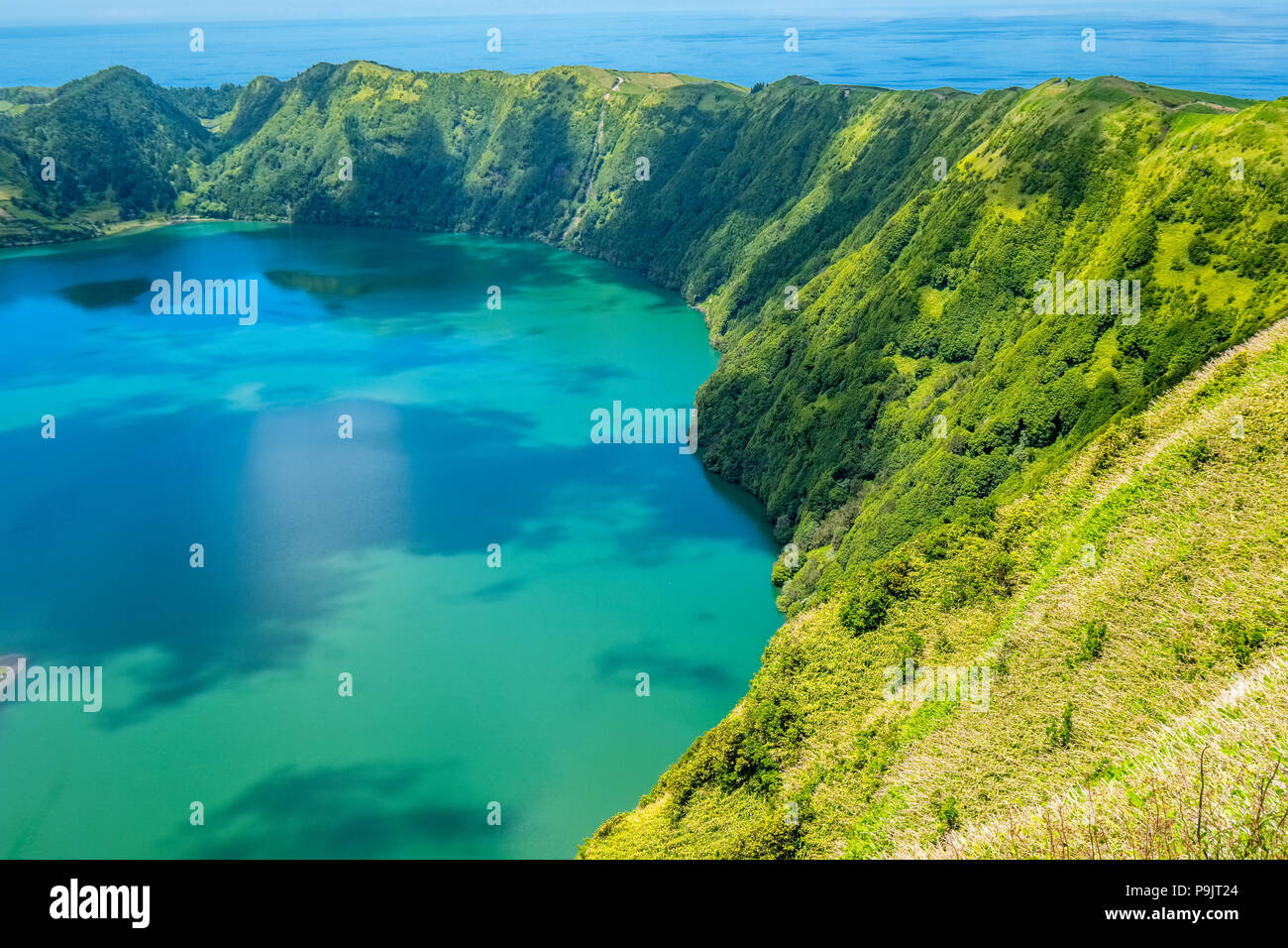 Sete Cidades, deux lacs et un village dans le cratère d'un volcan dormant sur l'île de Sao Miguel, Açores Banque D'Images
