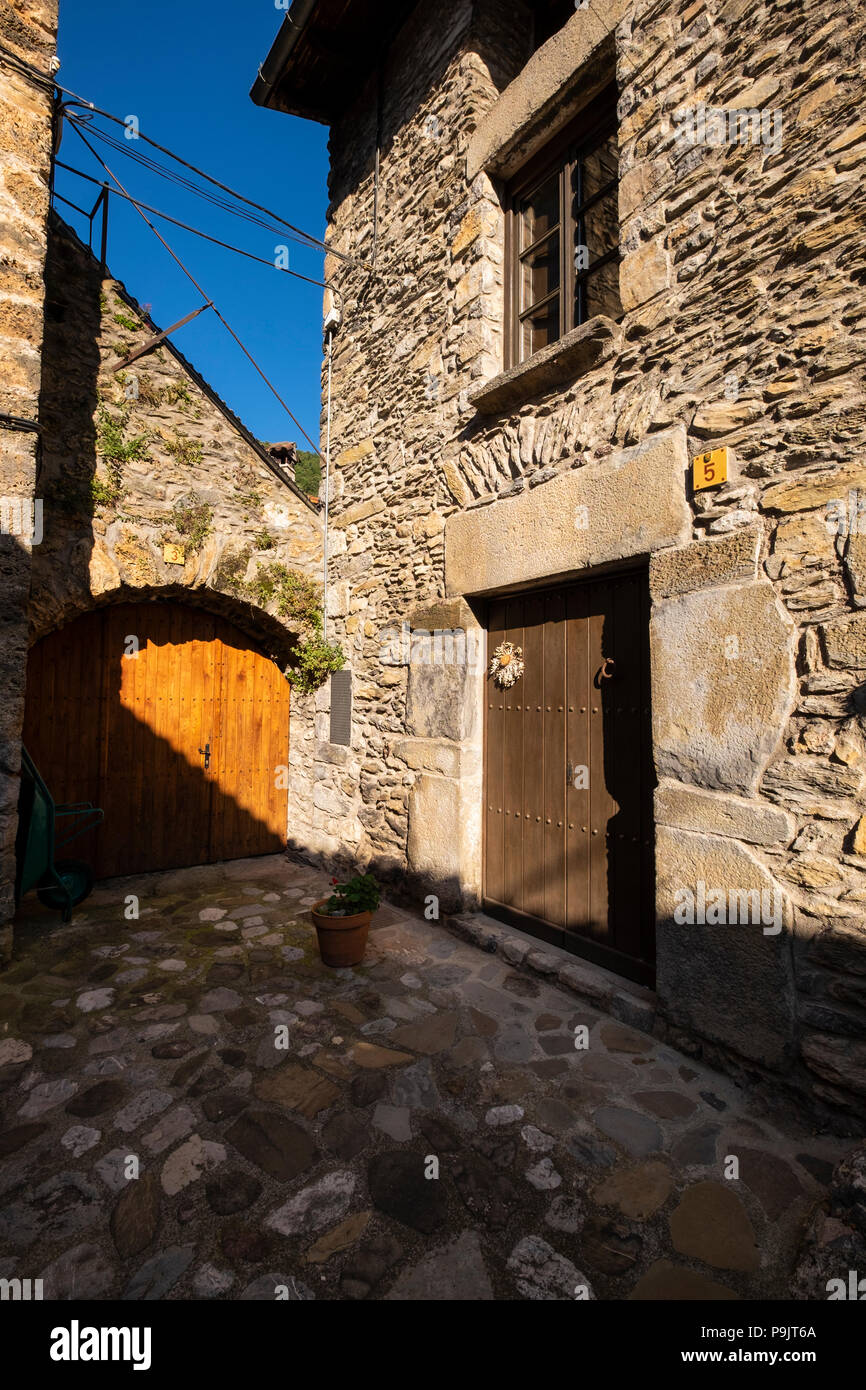 L'architecture traditionnelle typique dans une pierre de granit ocre doré dans le village médiéval de Beget dans les Pyrénées, la Catalogne, Espagne Banque D'Images