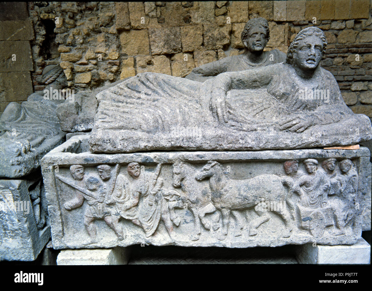 Sarcophage en pierre étrusque avec des reliefs de l'Est de l'influence, avec une sculpture d'une femme couché o… Banque D'Images