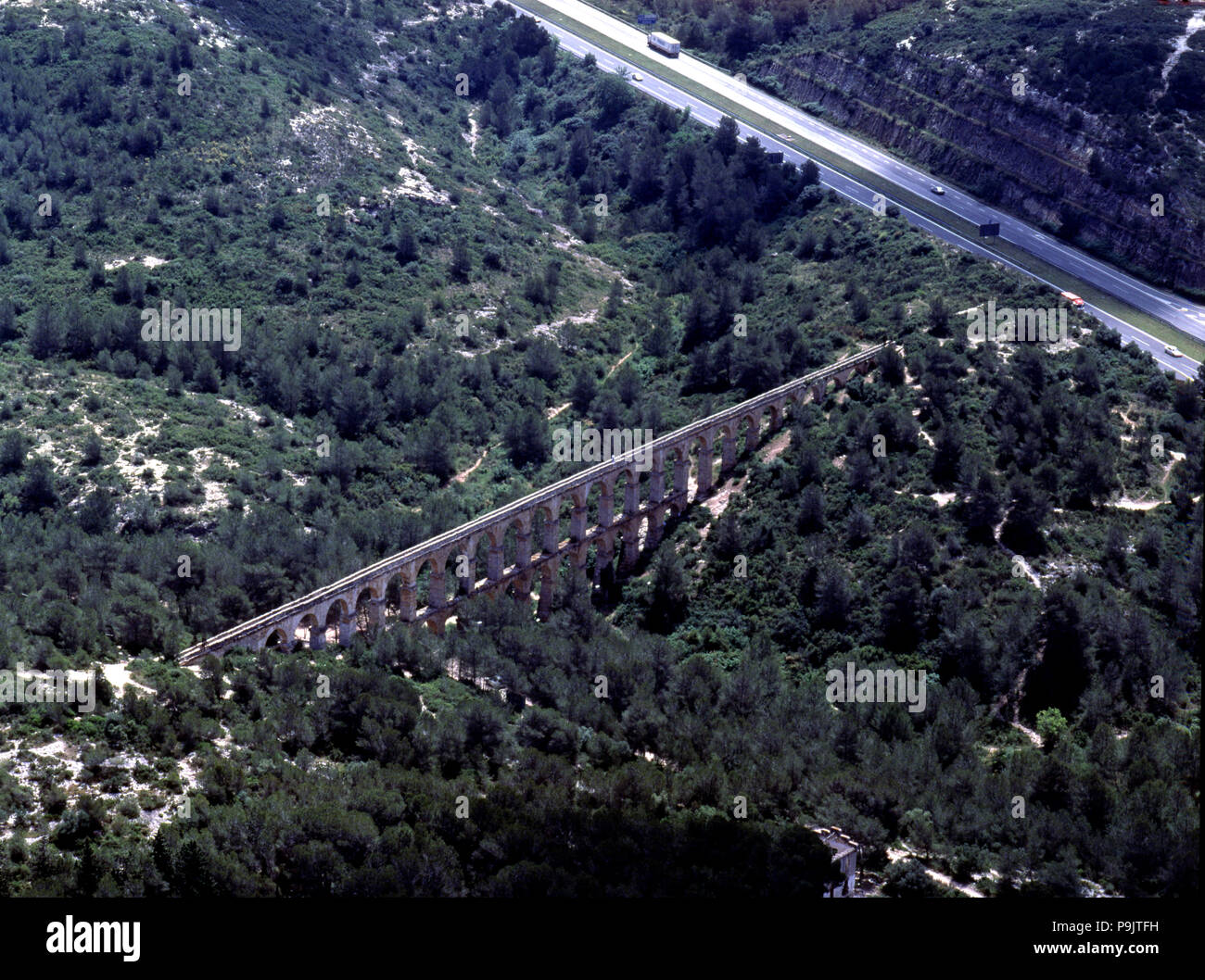 Vue aérienne de l'aqueduc de Ferreras ou Pont du Diable, construit pendant le règne de l'Empereur Traj… Banque D'Images