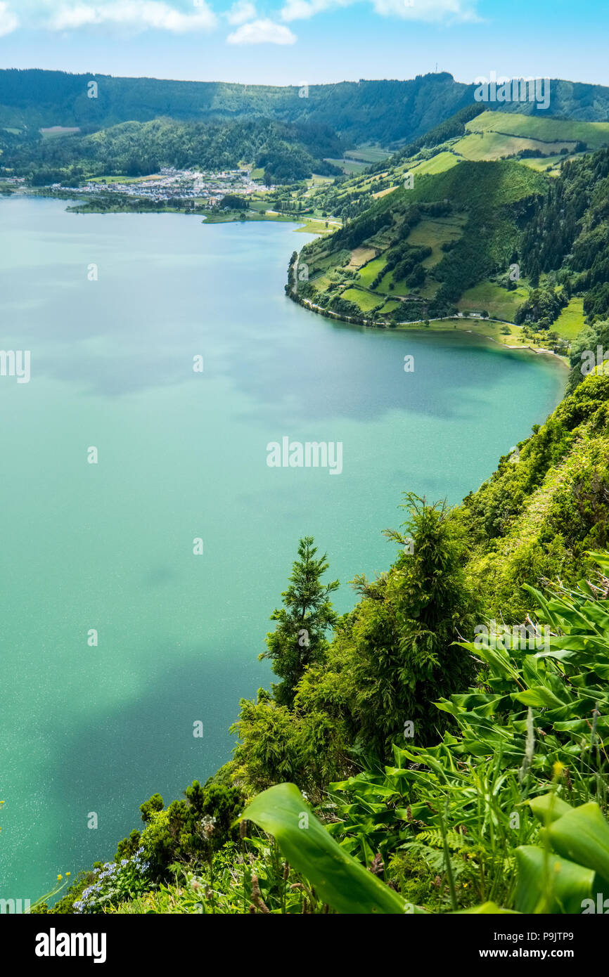 Sete Cidades, deux lacs et un village dans le cratère d'un volcan dormant sur l'île de Sao Miguel, Açores Banque D'Images