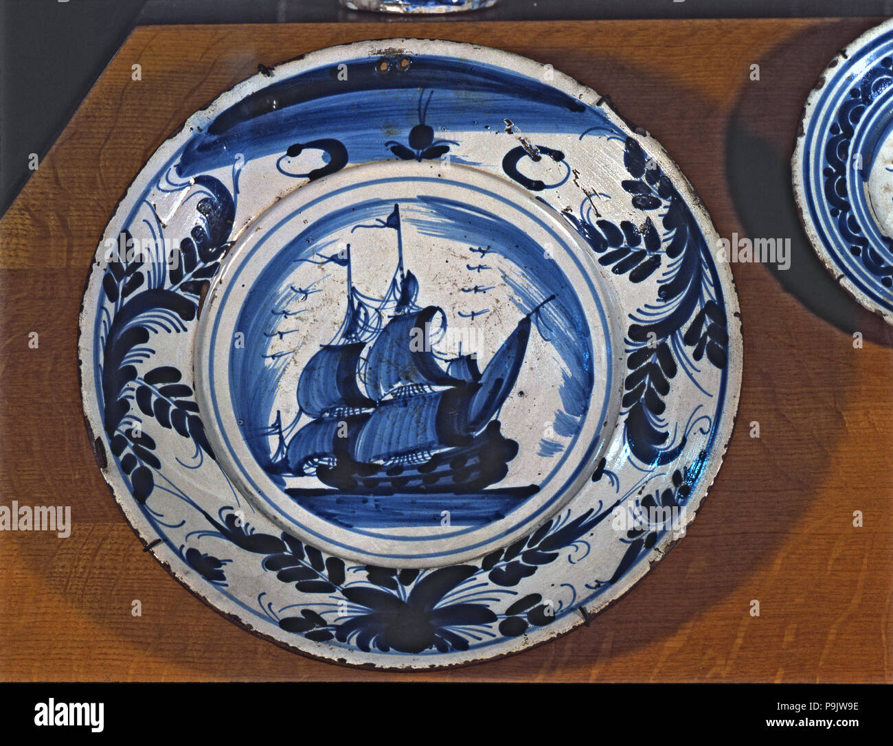 Plaque bleue avec un voilier, la céramique Catalane du 18ème siècle. Banque D'Images