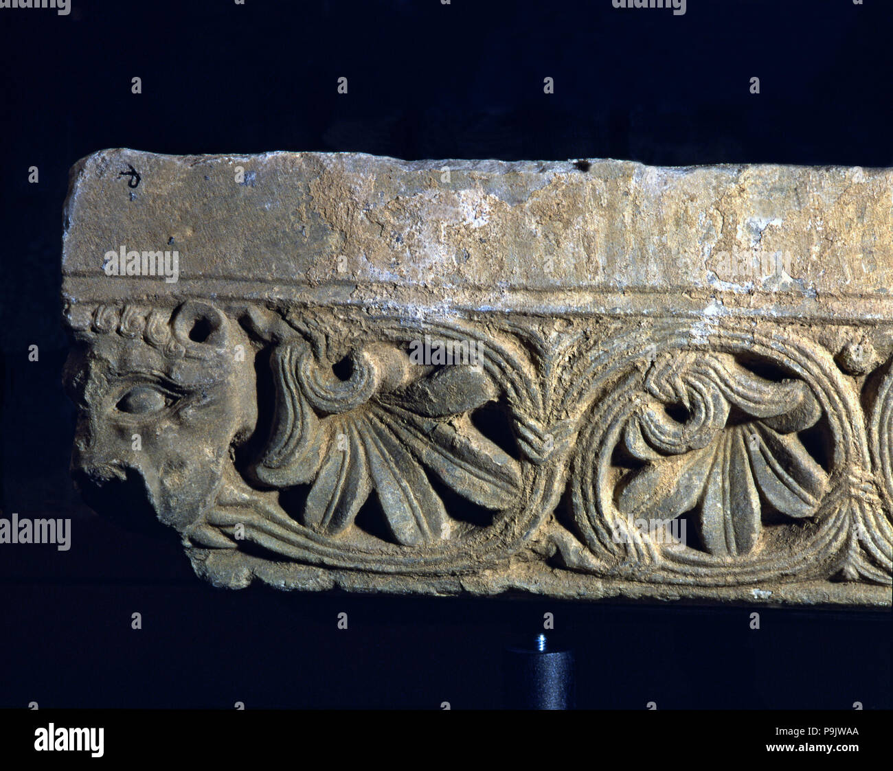 Fragment de relief sculptural' imposte, pierre, ch. 1160 - 1165. Travaux par le maître de Cabestany, fr… Banque D'Images
