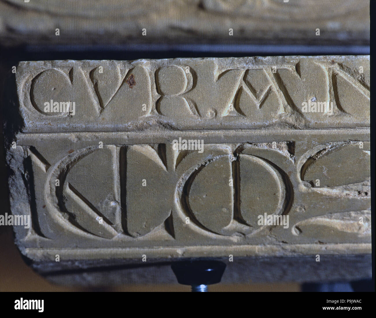 'L'inscription d'une imposte, des secours, de sculpturales en, ch. 1160-1165, par le maître de Cabestany,… Banque D'Images