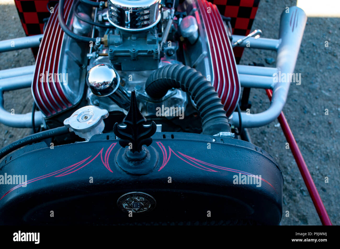 Hot Rod en rouge et noir dans une vieille ville fantôme avec chrome et de travail de peinture personnalisé rouge sur le moteur avec un ornement de capot noir Banque D'Images