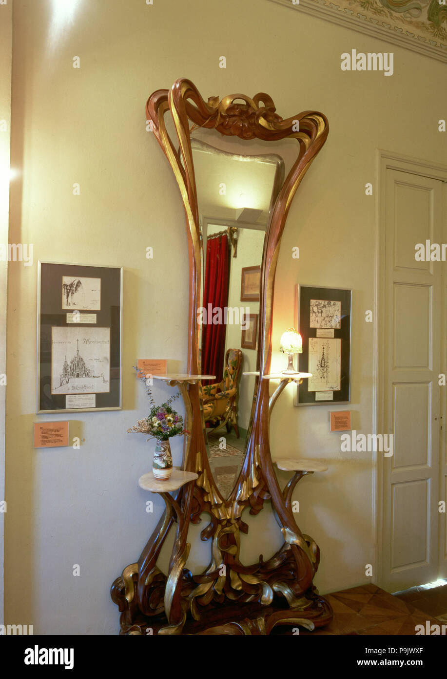 Miroir et table console conçu pour Casa Ibarz par Aleix Clapés. Banque D'Images