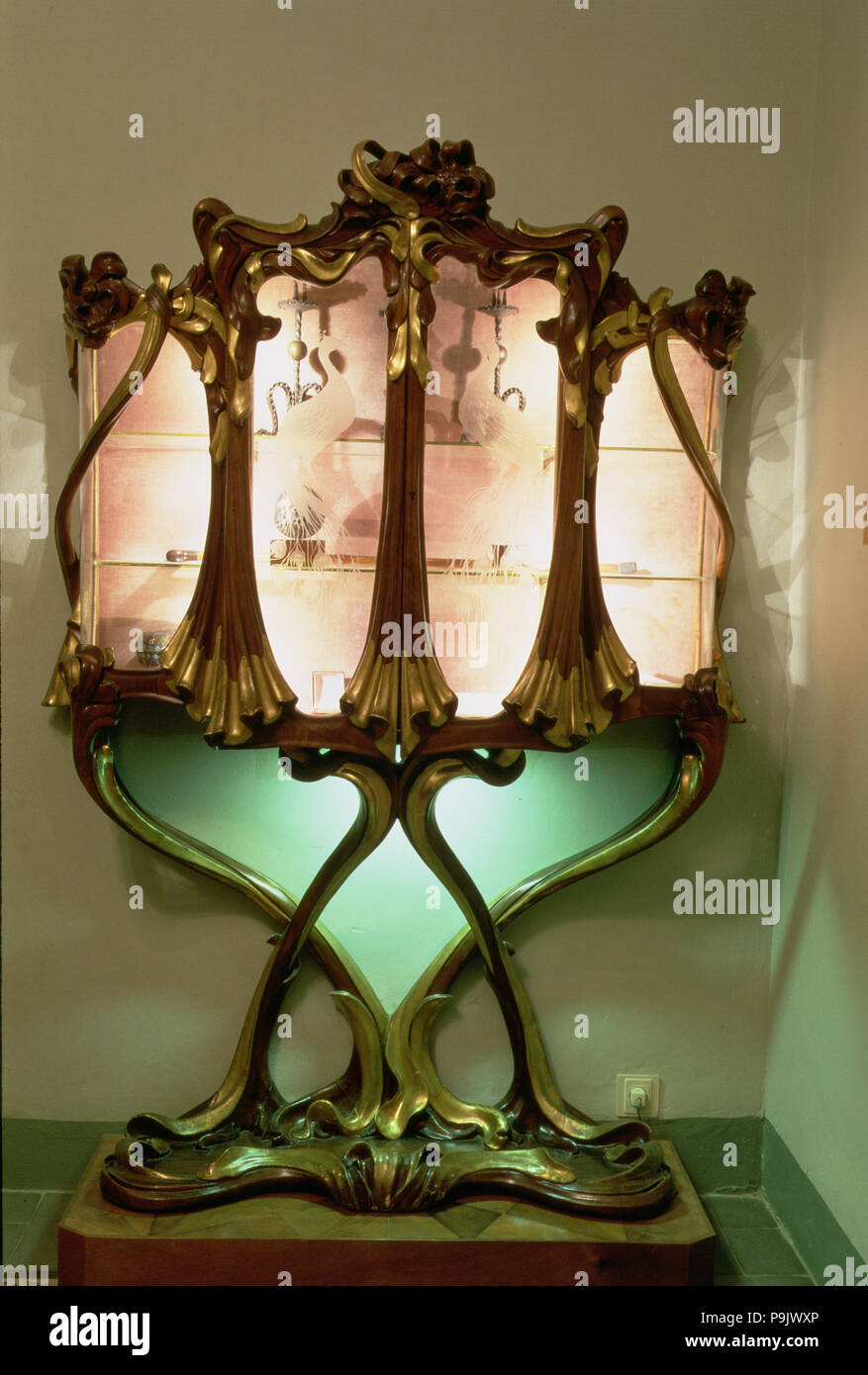 Cabinet de verre conçu pour Ibarz House, conçue par Aleix Clapés. Banque D'Images
