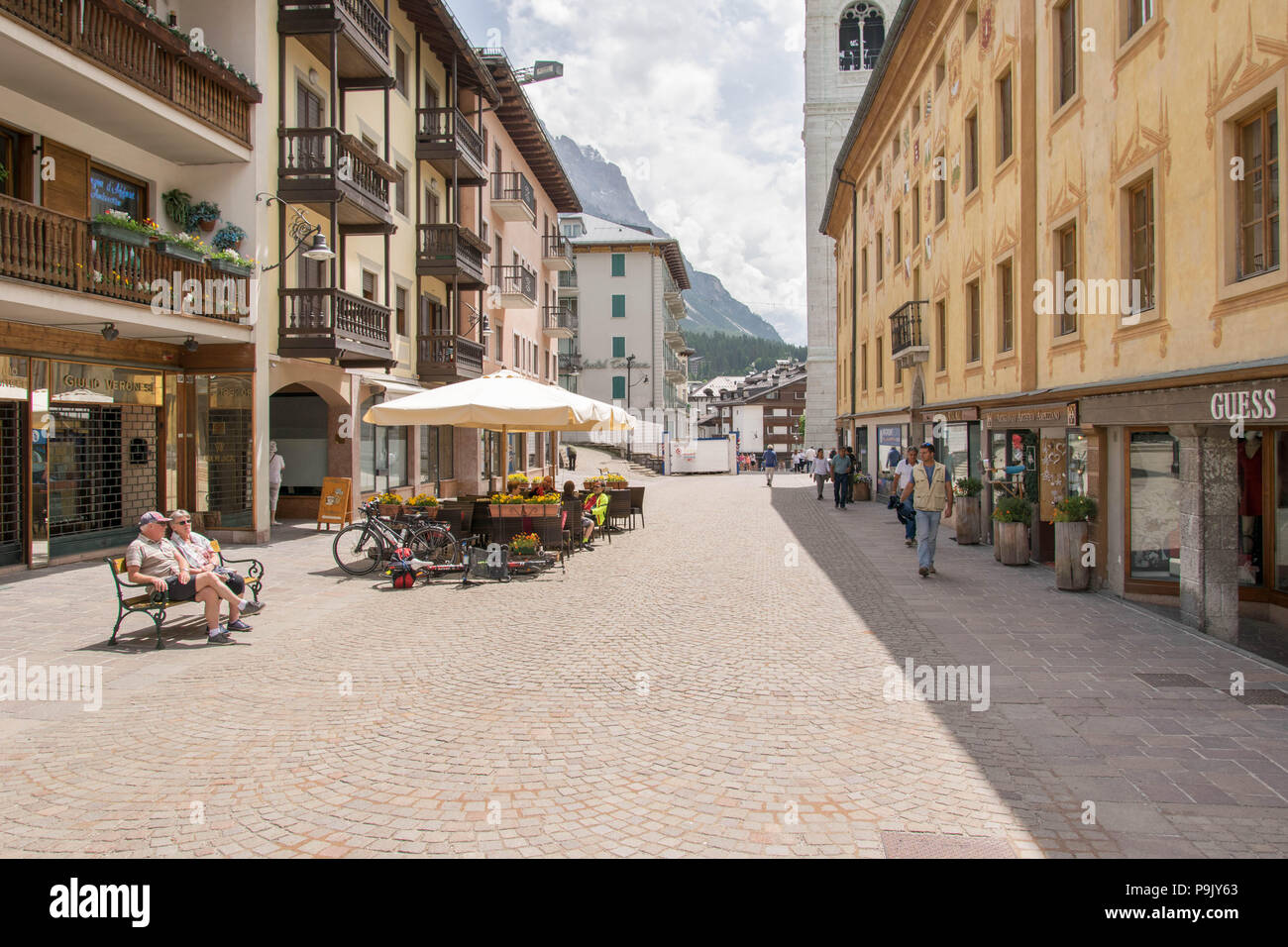 L'Europe, Italie, Vénétie, Cortina d'Ampezzo - centre-ville, la rue Corso Italia Banque D'Images