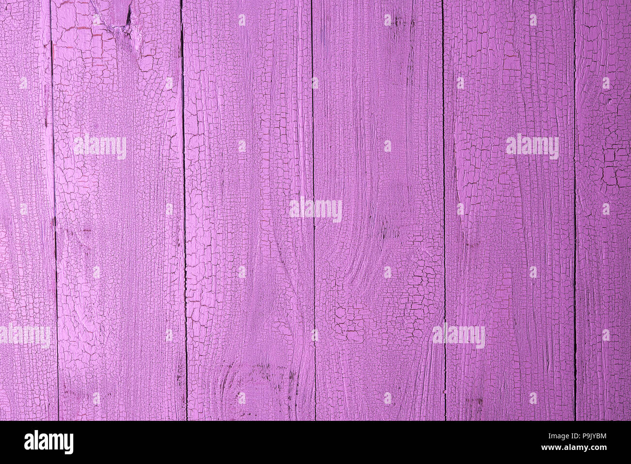 Les planches en bois peint de couleur rose avec effet de craquelures. Arrière-plan avec disposition verticale. Vue de dessus. Banque D'Images