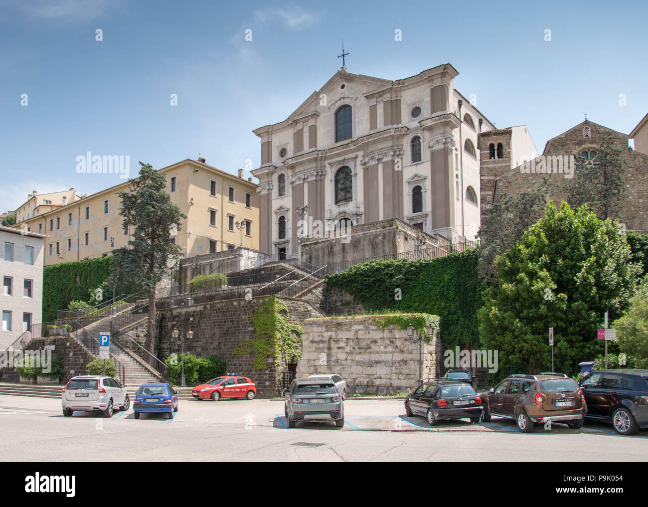 L'Europe, l'Italie, Trieste - Basilica di San Silvestro et Chiesa di Santa Maria Maggiore à Trieste, vue de la Via del Teatro Romano. Banque D'Images