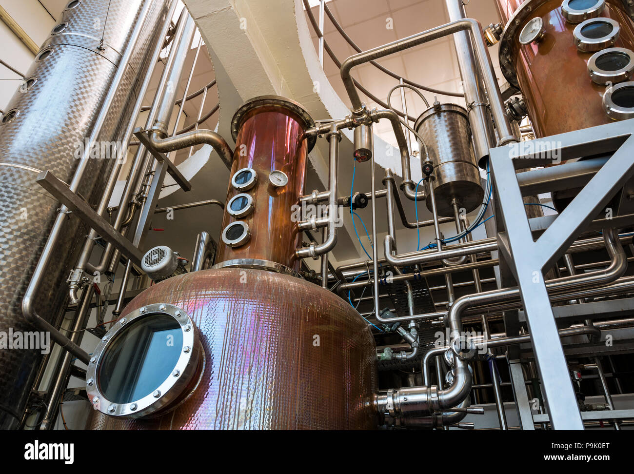 L'équipement pour la production de la distillerie de vodka et de gin Banque D'Images