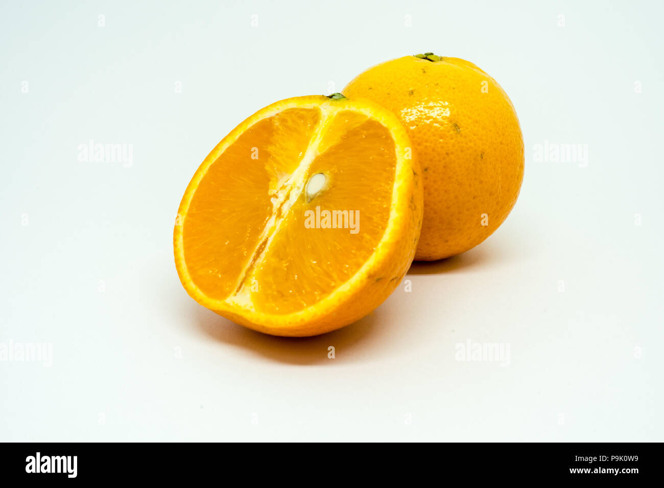 X Citrus sinensis Tranches d'Orange isolé sur fond blanc agrumes Banque D'Images