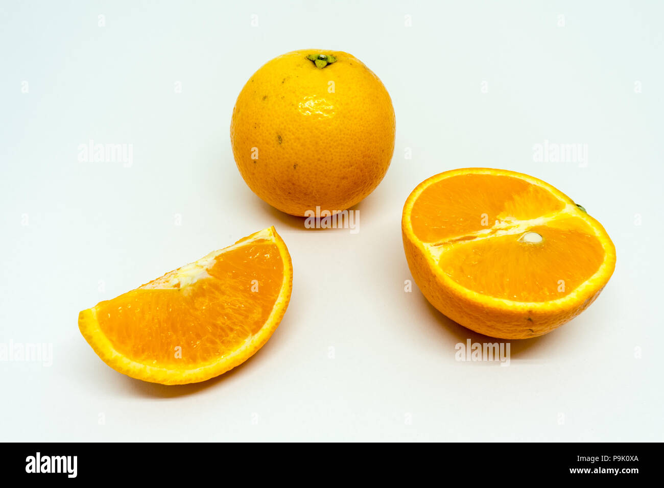 X Citrus sinensis Tranches d'Orange isolé sur fond blanc agrumes Banque D'Images