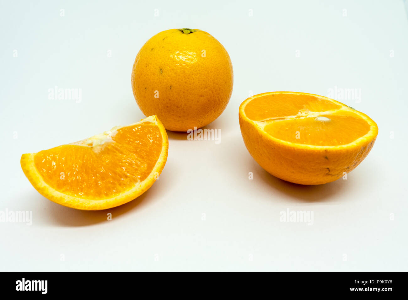 X Citrus sinensis Tranches d'Orange isolé sur fond blanc agrumes Banque D'Images
