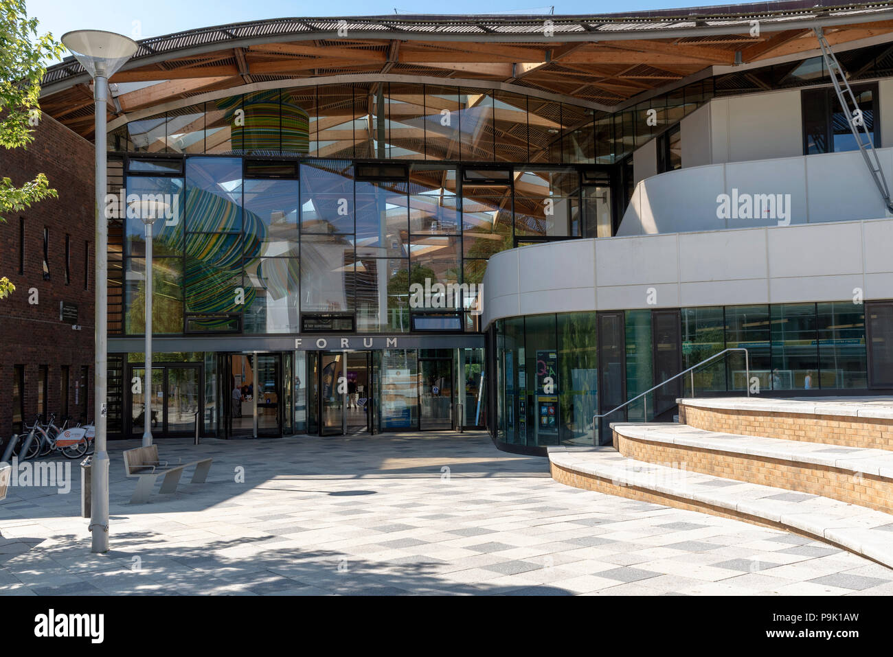 L'Université d'Exeter, Exeter, Devon, Angleterre, Royaume-Uni. L'entrée du Forum, utilisé pour des conférences, théâtre, Banque D'Images