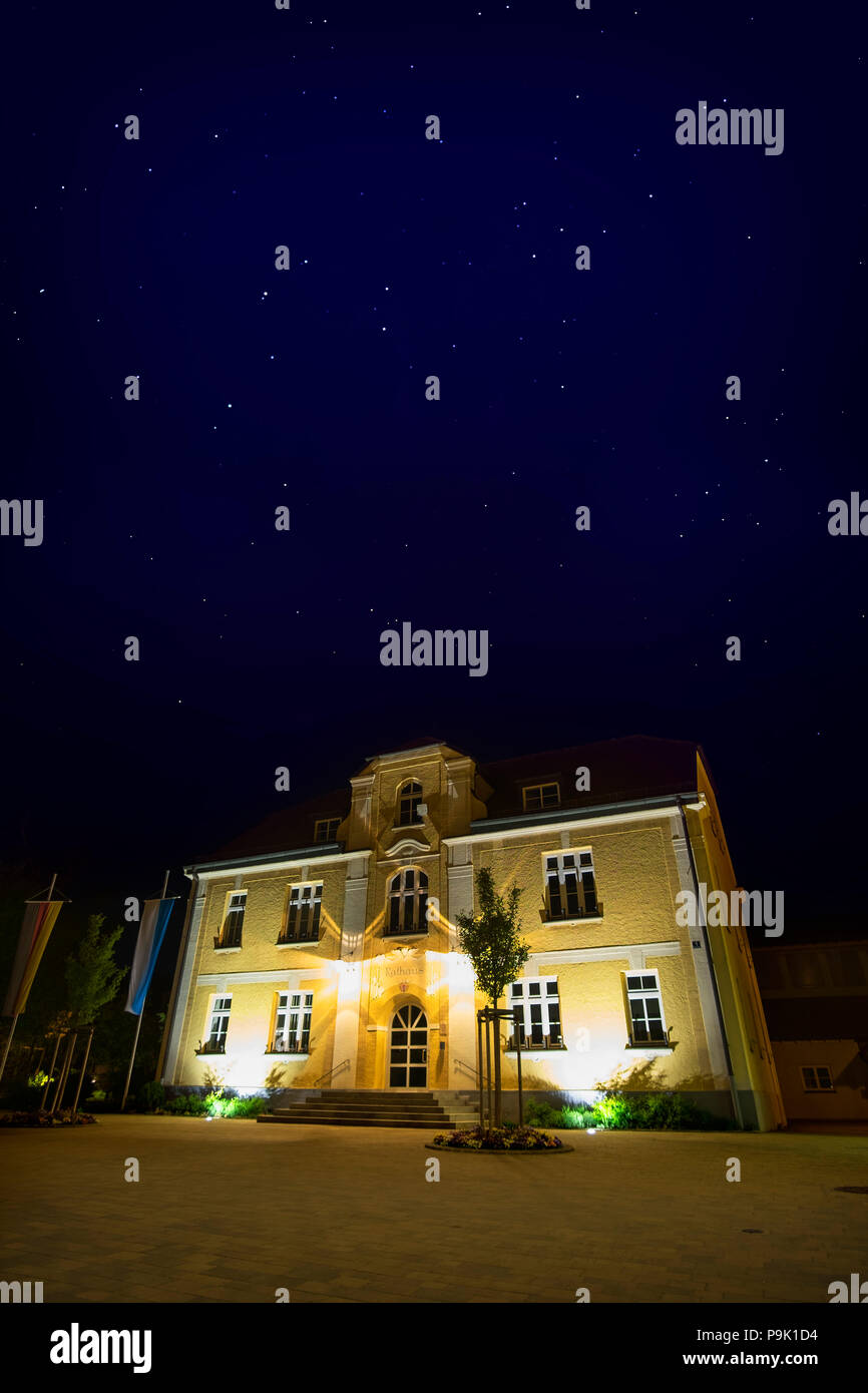 Mairie illuminée dans village Maisach Germany En Bavière, Allemagne, de nuit avec des étoiles dans le ciel Banque D'Images