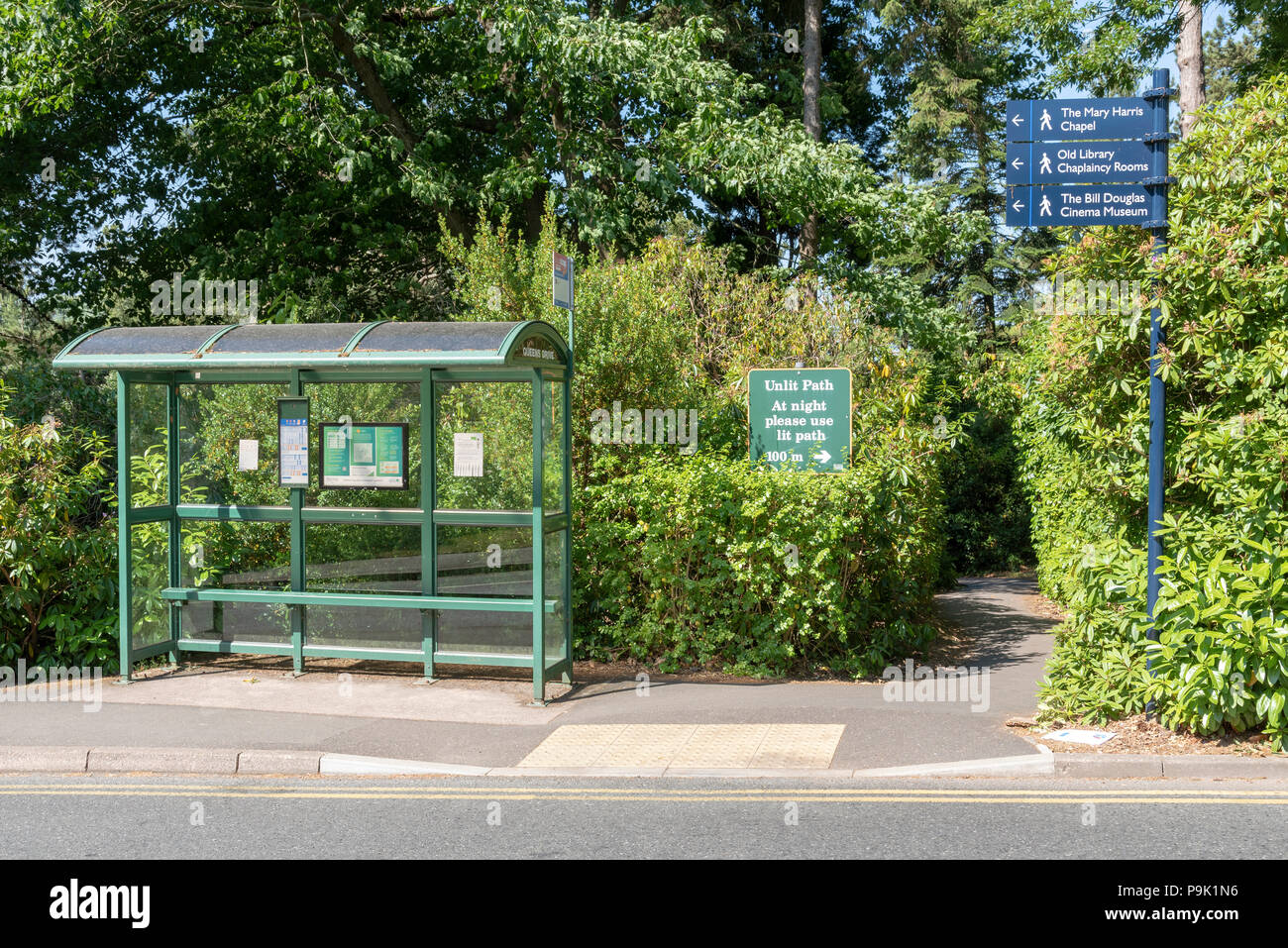 Arrêt de bus et panneau d'avertissement de ne pas utiliser le sentier après la tombée de la nuit, l'Université d'Exeter, Streatham Campus, Exeter, Devon, Angleterre, Royaume-Uni Banque D'Images