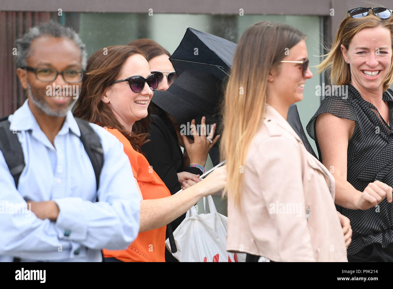 Lauren Leigh, 19, (caché par black hat) quitte Nottingham Magistrates' Court où elle a été acquitté d'une infraction à l'ordre public après avoir été autorisé de harcèlement raciste aggravé à la Nottingham Trent University Halls of residence en mars parce que ses actions n'étaient pas motivés par l'hostilité. Banque D'Images