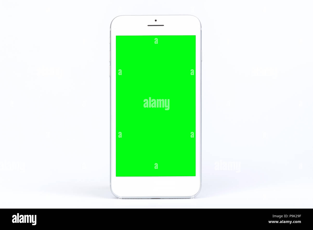 Un téléphone intelligent avec écran vert vierge copie espace isolé sur fond blanc Banque D'Images