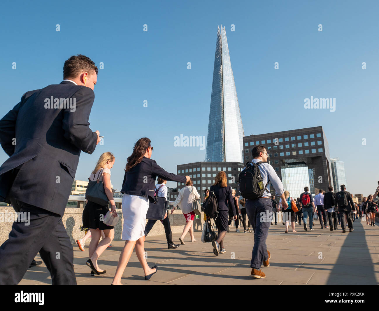 Les navetteurs traversant le pont de Londres avec le fragment dans l'arrière-plan, London, UK Banque D'Images