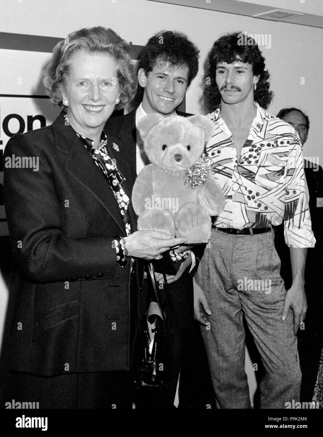 Le premier ministre Margaret Thatcher reçoit l'aide d'un ours brun de David (centre) et son frère Peter, qui dirigent une entreprise appelée qui Inter-Bear délivre 100 teddies une semaine par les motos à Londres, à l'ouverture de l'Agence London Enterprise nouveau siège à Snow Hill, Londres. Les frères ont reçu un chèque de 5 000 € pour avoir gagné le prix standard de Londres pour les petites entreprises. Banque D'Images