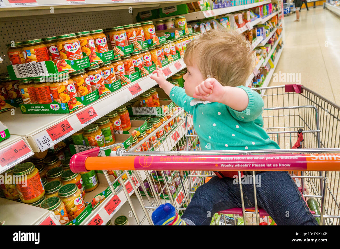 Supermarche A Bebe Vers De Petits Pots Uk Photo Stock Alamy