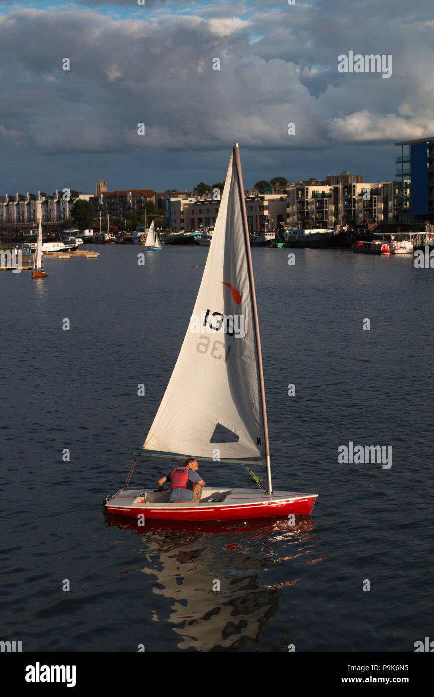 BRISTOL : Bateau à voile dans le port Banque D'Images