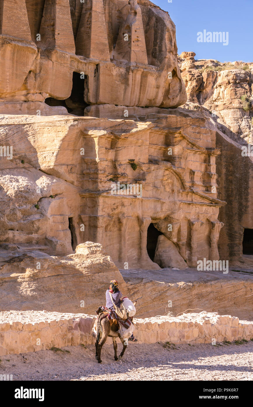 PETRA, JORDANIE - 30 avril 2016 : Une jeune femme bédouine sur un dunkey  cachés dans la ville de Petra en Jordanie Photo Stock - Alamy