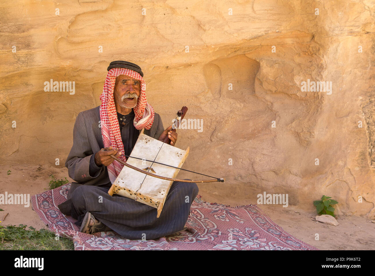 Vieux homme bédouin avec son self made oud chanter dans le dessert Banque D'Images