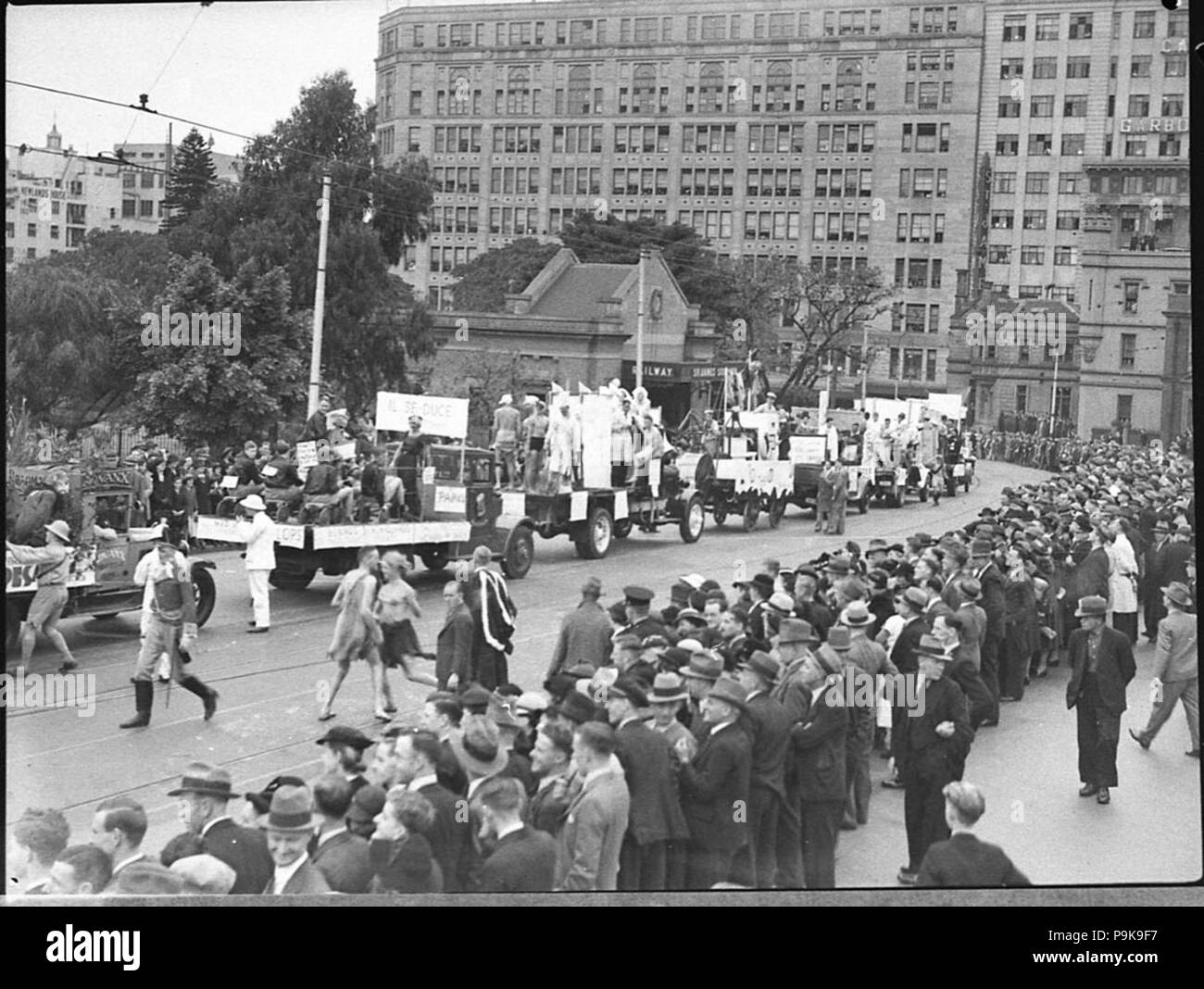 242 19737 SLNSW Commem Université Journée de commémoration à travers des rues Banque D'Images