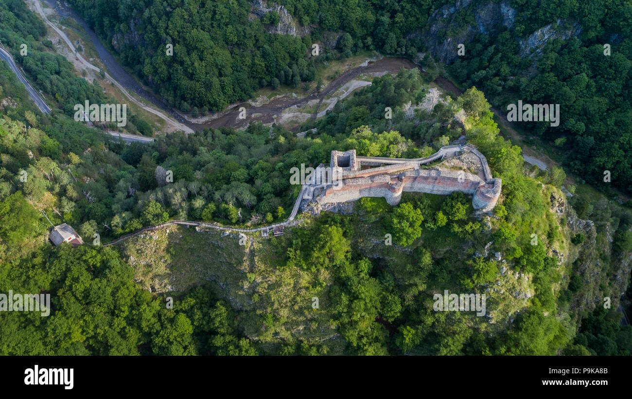 Vue aérienne de la forteresse de Poenari en ruine sur le mont Cetatea en Roumanie Banque D'Images