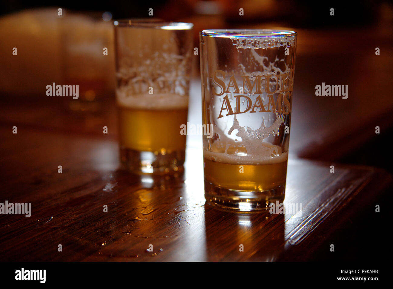 Verres de bière sur la table lors de Samuel Adams Brewery tour à Boston, MA Banque D'Images