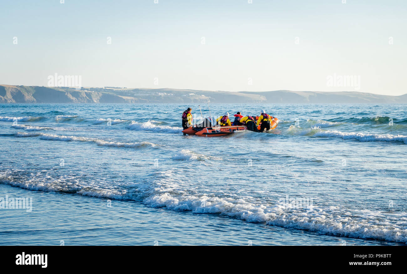 Un sauveteur RNLI embarcation de pêche côtière D-classe (D-707) sur une mission de sauvetage au large de la côte nord de Cornwall, Cornwall, England, UK Banque D'Images