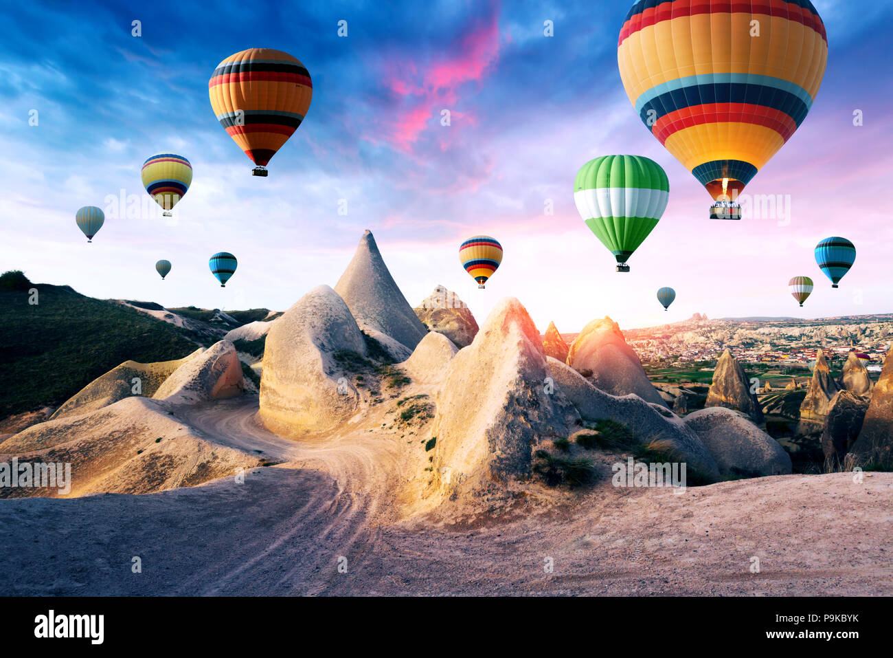 Ballons de couleur dans le ciel soleil Banque D'Images