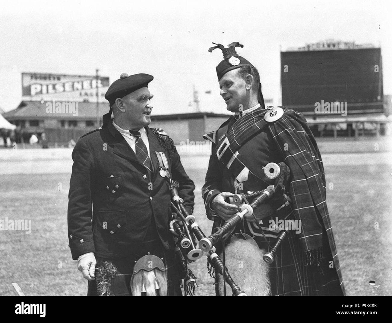 265 43462 SLNSW Deux Highland pipers parler ensemble au Highland Games Caledonian Sociétés Banque D'Images